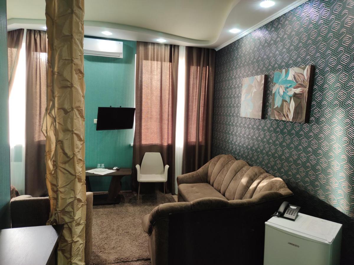 Hôtel Mishel Plus à Kharkiv Extérieur photo